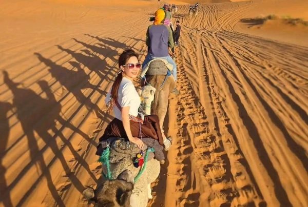 ride-camel-in-the-desert-in-the-3-days-desert-tour ride-camel-in-the-desert-in-the-3-days-desert-tour